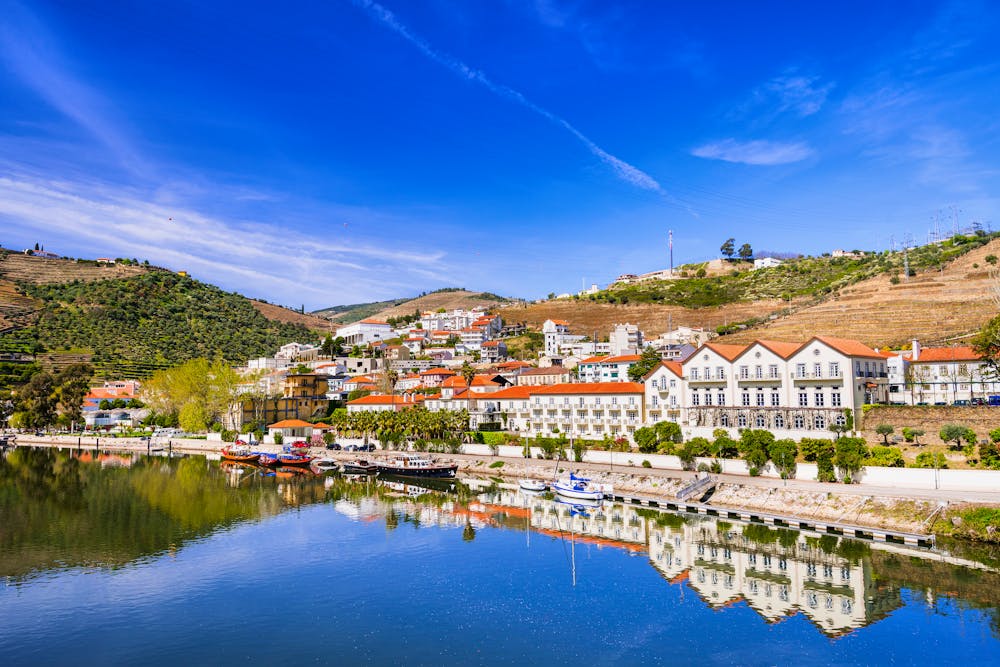 Pinhao am Douro inmitten von Weinbergen des Portweins - Portugal &ndash; &copy; kite_rin - stock.adobe.com