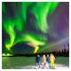 Gemeinsam in Island Nordlichter beobachten  – © Parilov - stock.adobe.com
