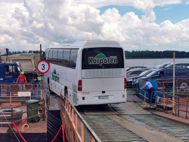 Unser Reisebus fährt auf die Donau-Fähre - ©Simone Willner - Eberhardt TRAVEL