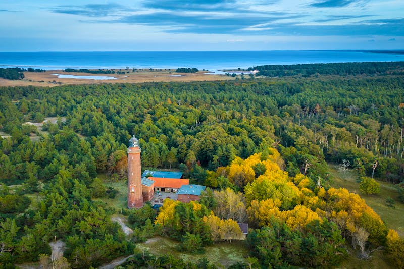 Leuchtturm Darsser Ort mit Weststrand Ahrenshoop - ©EyeAmAmazed - stock.adobe.com