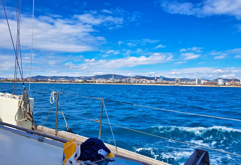 Segelbootsfahrt vor Barcelona - ©Benjamin Rodriguez Manzanares - Eberhardt TRAVEL