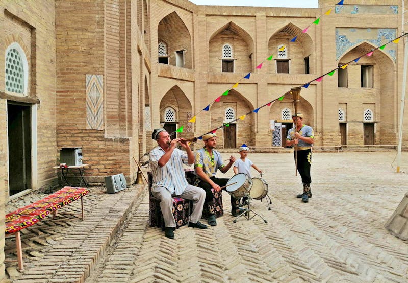 Besuch der Zirkusfamilie Darbozschi in der Medrese Feruz Khan in Chiwa - ©Andrej Kulikov - Eberhardt TRAVEL
