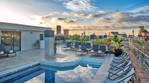 Hotel Silken Ramblas in Barcelona - Dachterrasse mit Pool – © Hotel Silken Ramblas