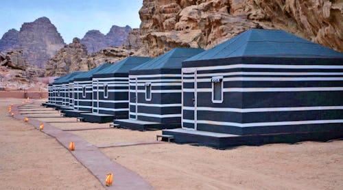 Zelte im Wadi Rum Space Village Luxury Camp – © Wadi Rum Space Village Luxury Camp