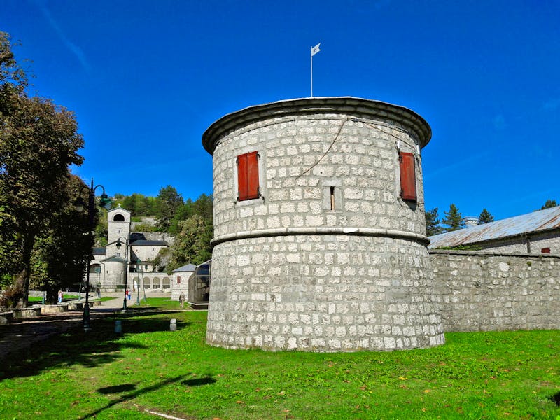 An der Biljarda - königliche Residenz in Cetinje - ©Walburga Lindner - Eberhardt TRAVEL