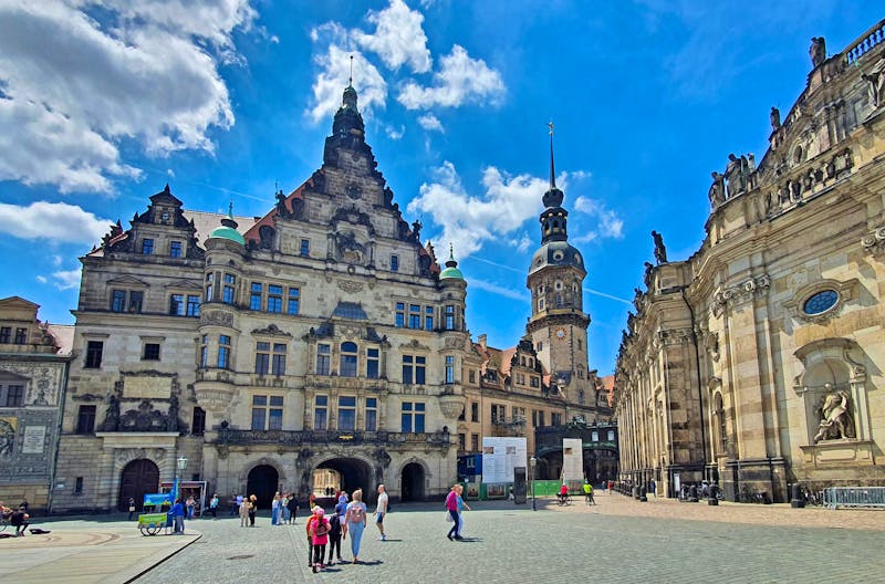 Schlossplatz in Dresden mit Residenzschloss und Georgentor - ©Kristin Weigel - Eberhardt TRAVEL