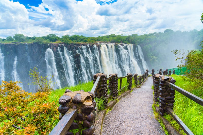 Spazierweg an den Victoria Falls am Sambesi Fluss - ©ggfoto - stock.adobe.com