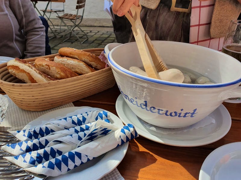 Weißwurstessen in Nußdorf beim Schneiderwirt - ©Sophia Bär - Eberhardt TRAVEL
