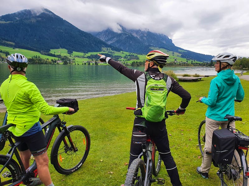 Radguide Roman erklärt die Berggipfel um den Walchsee - ©Sophia Bär - Eberhardt TRAVEL
