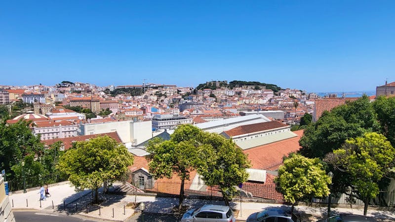  Blick auf Lissabon mit Burg Sao Jorge - Portugal - ©Franziska Bergmann für Eberhardt TRAVEL GmbH