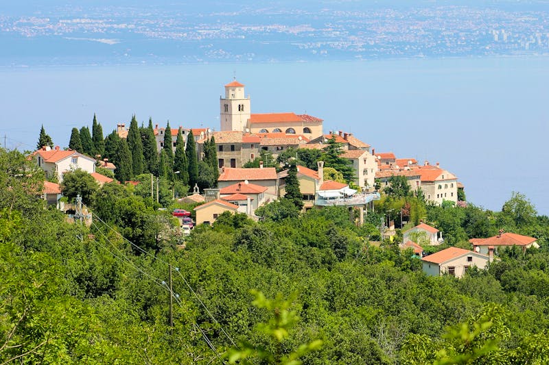 Moscenice in Istrien bei Opatija - Blick auf Altstadt und Adria - ©luja_104 - stock.adobe.com