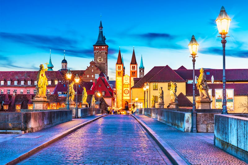 Würzburg - Alte Mainbrücke hell erleuchtet - ©Scanrail - adobestock.com