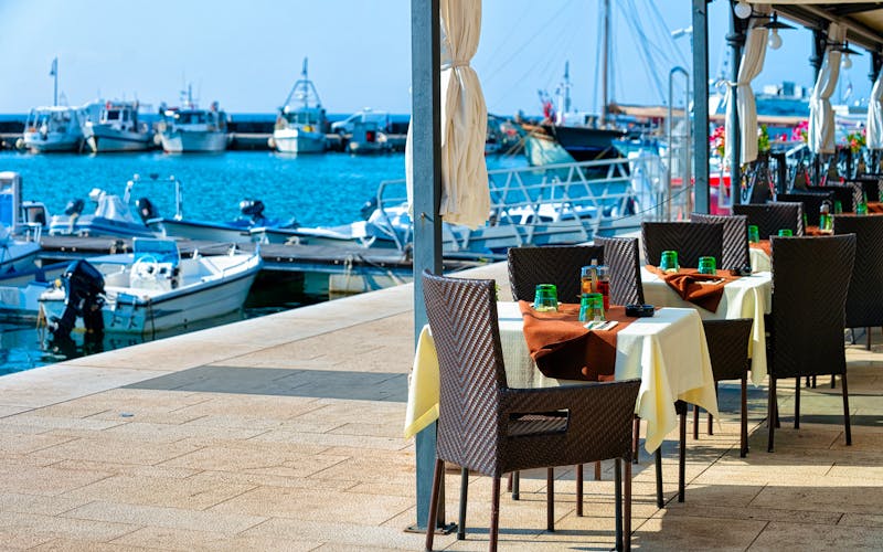 Restaurant am Hafen von Izola an der Adria - ©Roman Babakin - stock.adobe.com