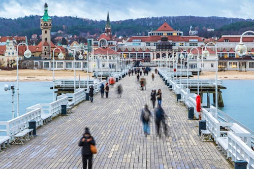 Sopot an der Ostsee - Blick von der Seebrücke auf den Urlaubsort &ndash; &copy; katatonia - stock.adobe.com