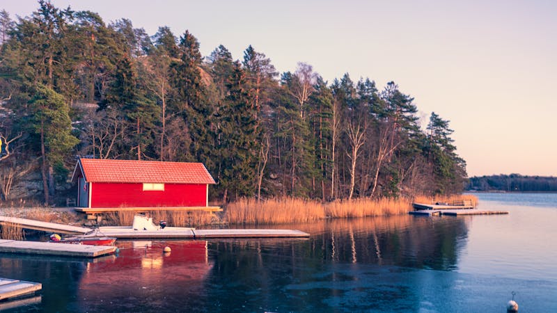 Vaxholm bei Stockholm - Wald und Schwedenhäuschen im Abendrot - ©Niklaus - stock.adobe.com