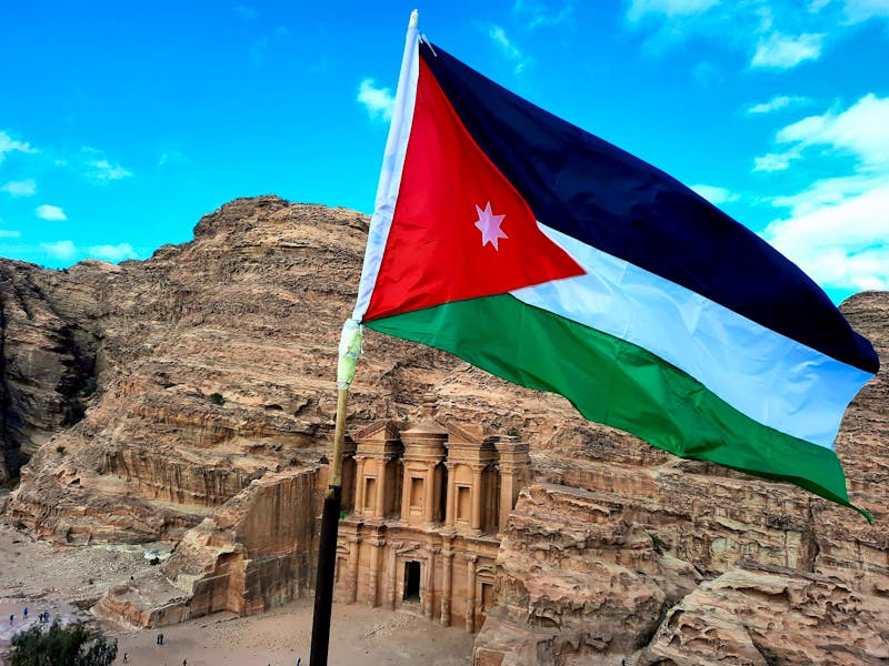 Felsenstadt Petra mit jordanischer Flagge  - ©Annett Müller - Eberhardt TRAVEL