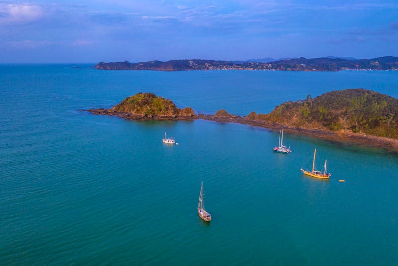 Boote in der Bay of Islands - ©dudlajzov - stock.adobe.com