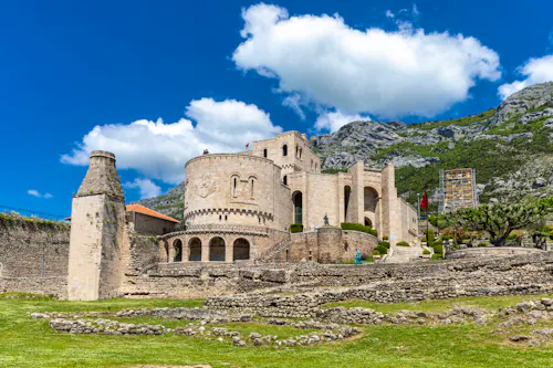 Burg von Kruja - Skenderbeg Museum in Albanien &ndash; &copy; Adam Radosavljevic - stock.adobe.com
