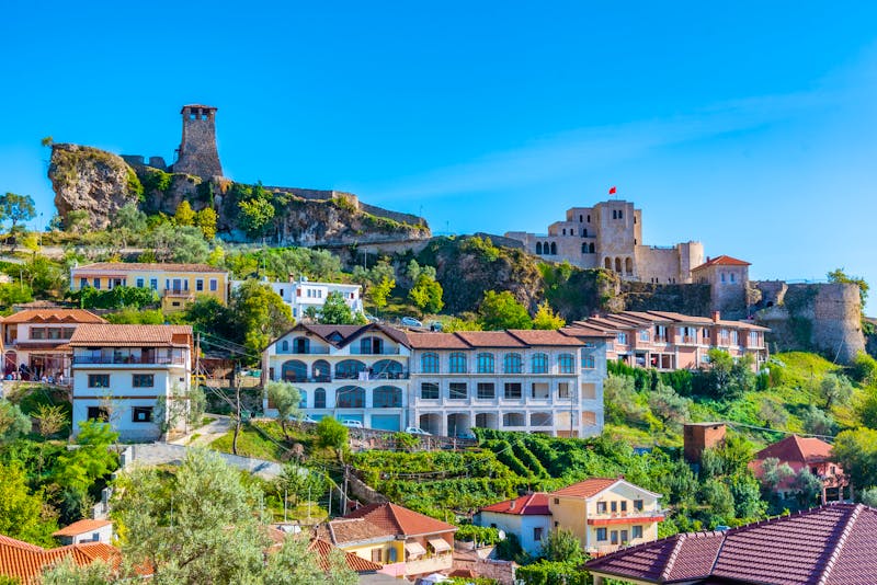 Kruja und die Festung über dem Ort in Albanien - ©dudlajzov - stock.adobe.com