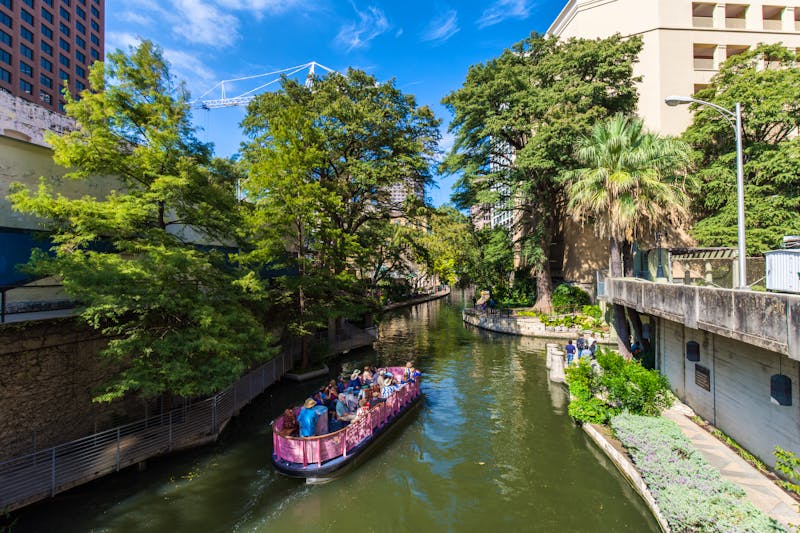 Bootsfahrt auf dem San Antonio River in Texas - ©Christian Hinkle - stock.adobe.com