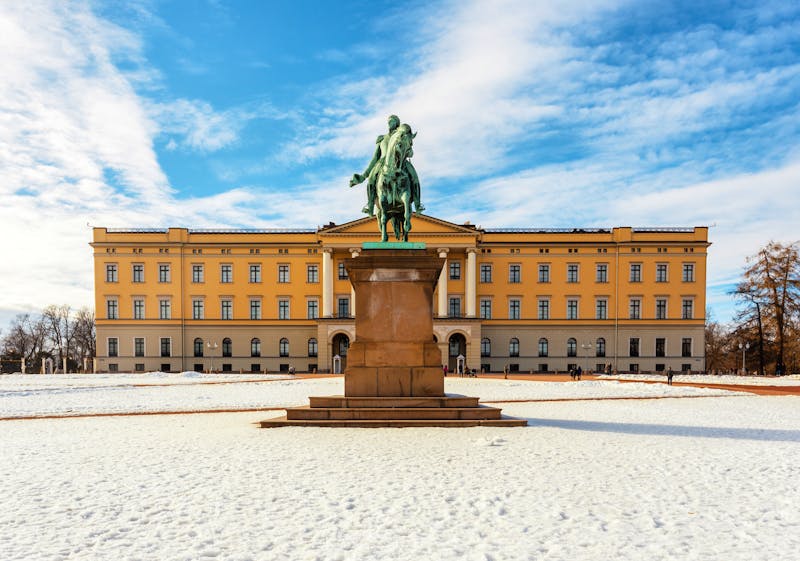 Oslo - Königspalast und Slottsplassen im Winter - ©basiczto - stock.adobe.com