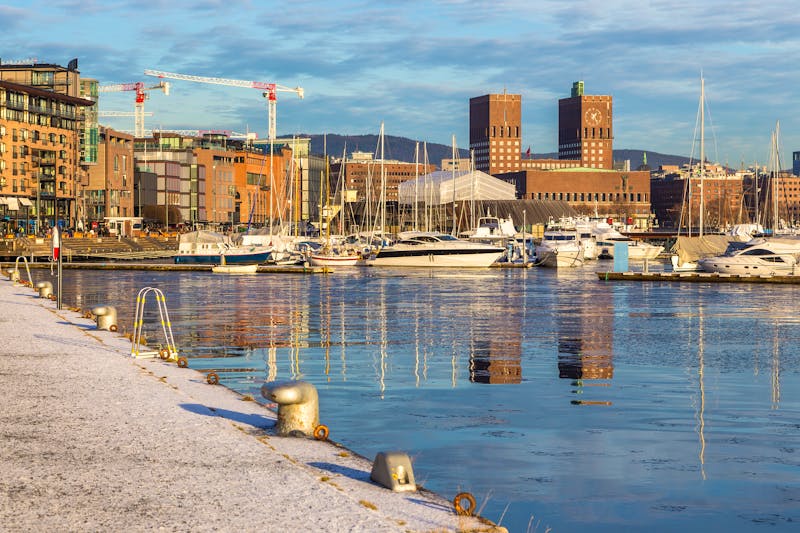 Oslo - Hafen und Rathaus im Winter - ©Tomasz Wozniak - stock.adobe.com