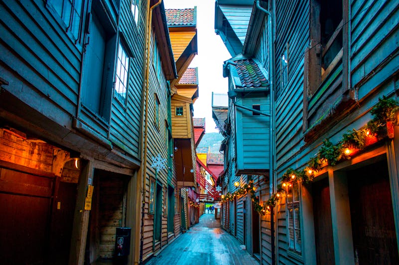 Bergen im Winter - geschmückete Holzhäuser in Bryggen - ©Bjoern - stock.adobe.com
