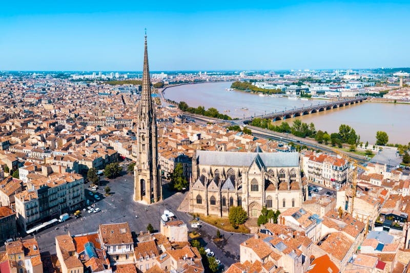 Luftaufnahme mit Blick auf Kathedrale in Bordeaux - ©saiko3p - stock.adobe.com