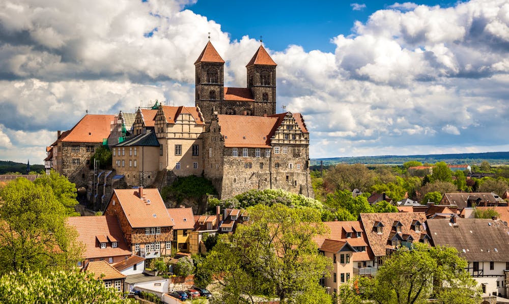 Quedlinburg im Harz - Blick auf die Stiftskirche und die Altstadt &ndash; &copy; VanderWolf Images - stock.adobe.com