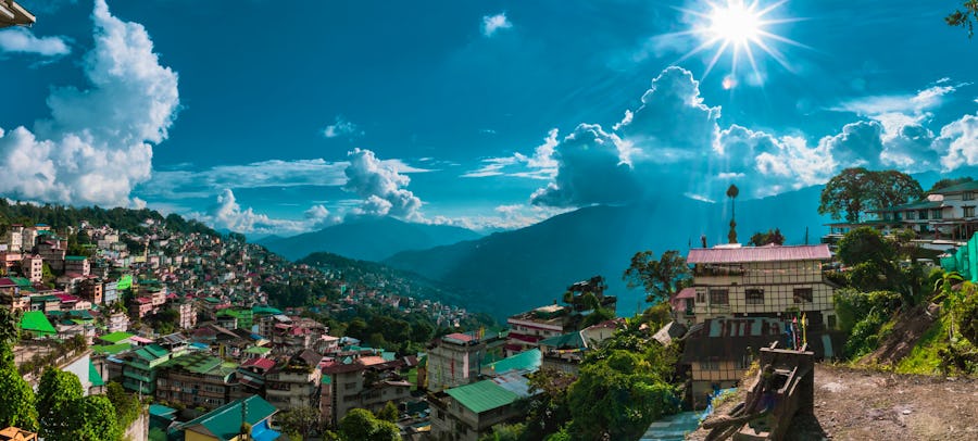 Blick auf Gangtok – © Devarshi - stock.adobe.com