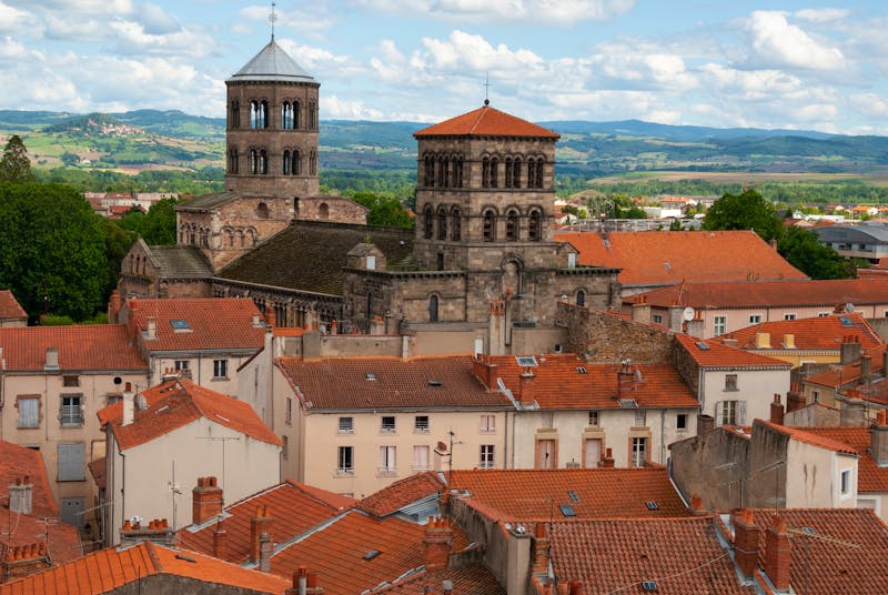 Issoire mit Blick auf Kirche Saint-Austremoine - ©francois clappe - stock.adobe.com