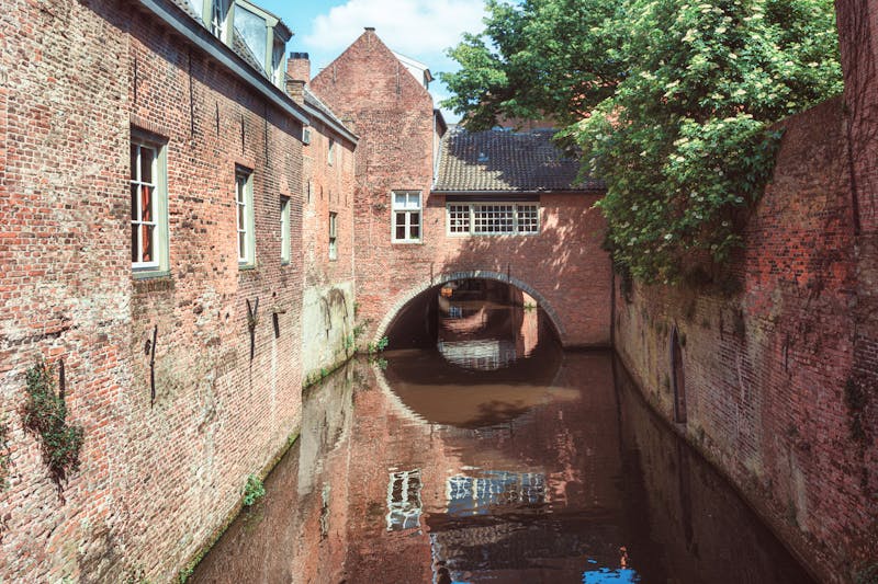 Binnendieze Fluss in Den Bosch mit einer Brücke  - ©julia700702 - stock.adobe.com