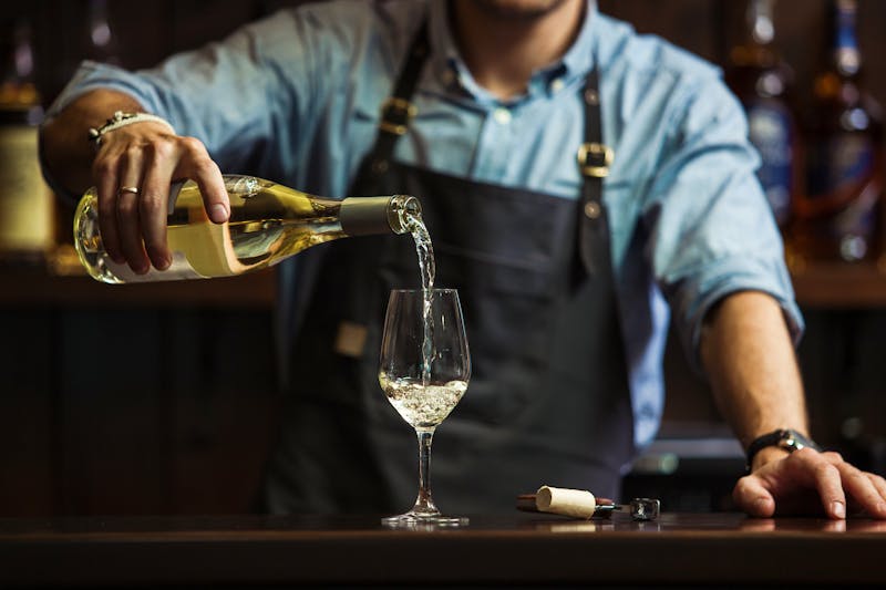 Weinprobe von Weißwein  - ©Ilshat - stock.adobe.com