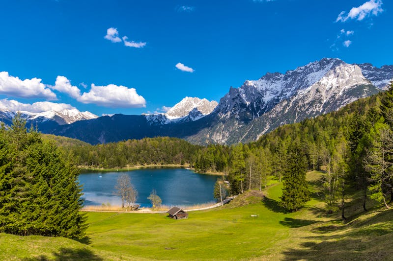 Malerischer Blick auf den Lautersee am Fuße des Karwendelgebirg - ©zauberblicke - stock.adobe.com