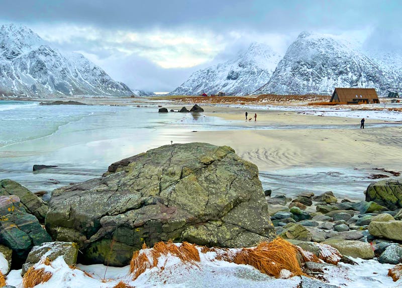 Der weiße Strand von Ramberg auf den Lofoten - ©Philipp Schmitz - Eberhardt TRAVEL