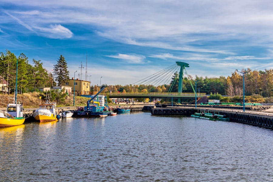 Hafen und Zugbrücke in Dzwirzyno an der polnischen Ostsee – © Oliver Hlavaty - stock.adobe.com