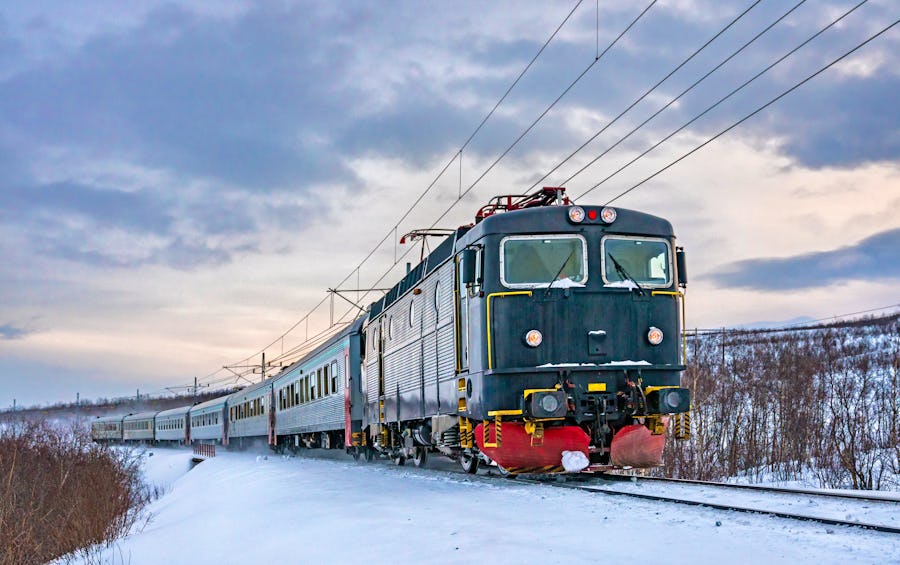 Zugfahrt mit dem Arctic Circle Train von Kiruna nach Narvik – © Leonid Andronov - stock.adobe.com