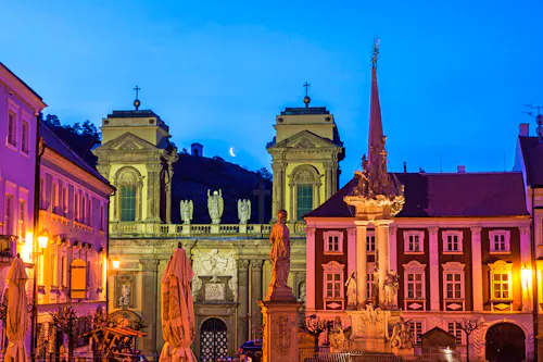 St. Annen Kirche und Hauptplatz in Mikulov &ndash; &copy; Henryk Sadura Travel Photography - stock.adobe.com