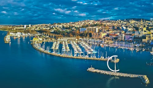 Lausanne am Genfersee &ndash; &copy; Anze - stock.adobe.com