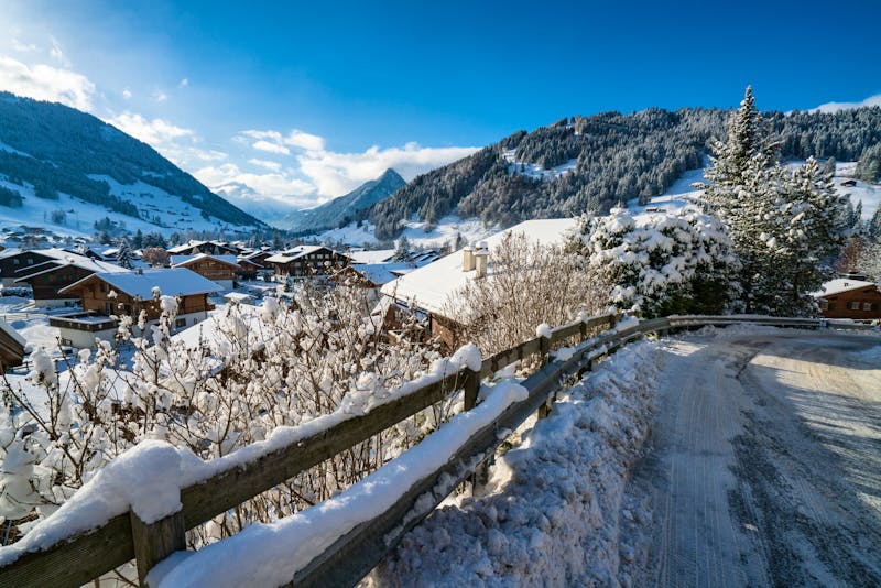 Blick auf den Winterferienort Gstaad im Berner Oberland - ©Buebelina - stock.adobe.com