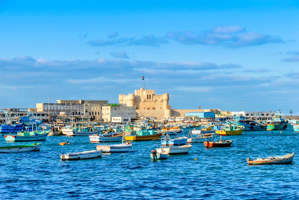 Zitadelle und Hafen von Alexandria in Ägypten &ndash; &copy; Kayihan - stock.adobe.com