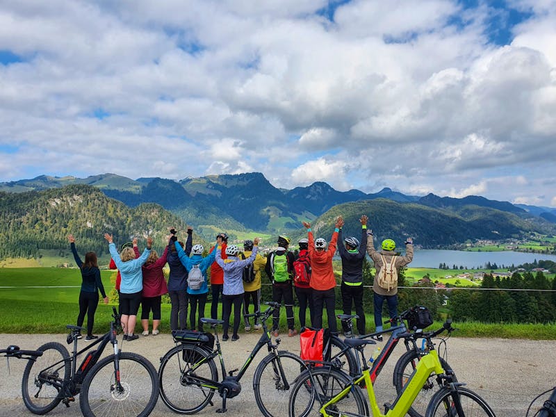 Gruppenfoto mit Blick auf den Walchsee - ©Sophia Bär