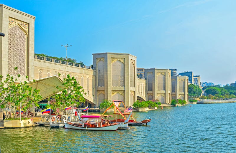 Bootsfahrt auf dem Putrajaya See - ©shahrilkhmd - stock.adobe.com