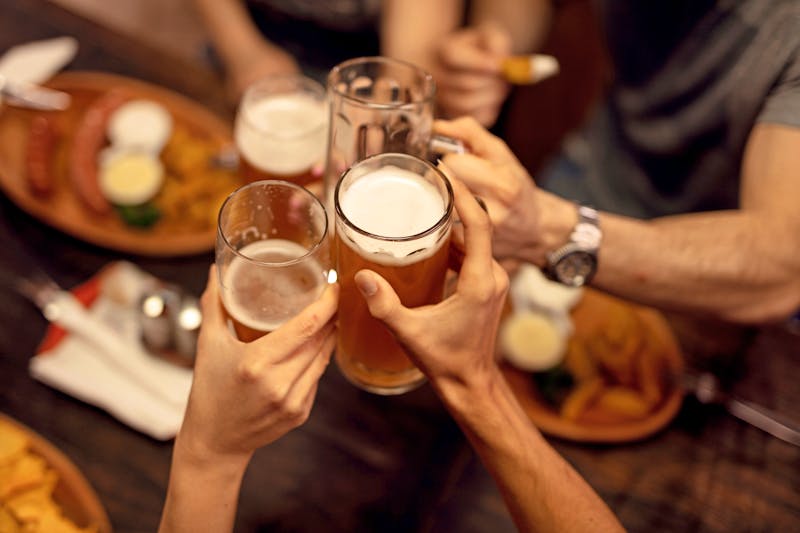 Bier-Verkostung - ©@drazen_zigic - stock.adobe.com