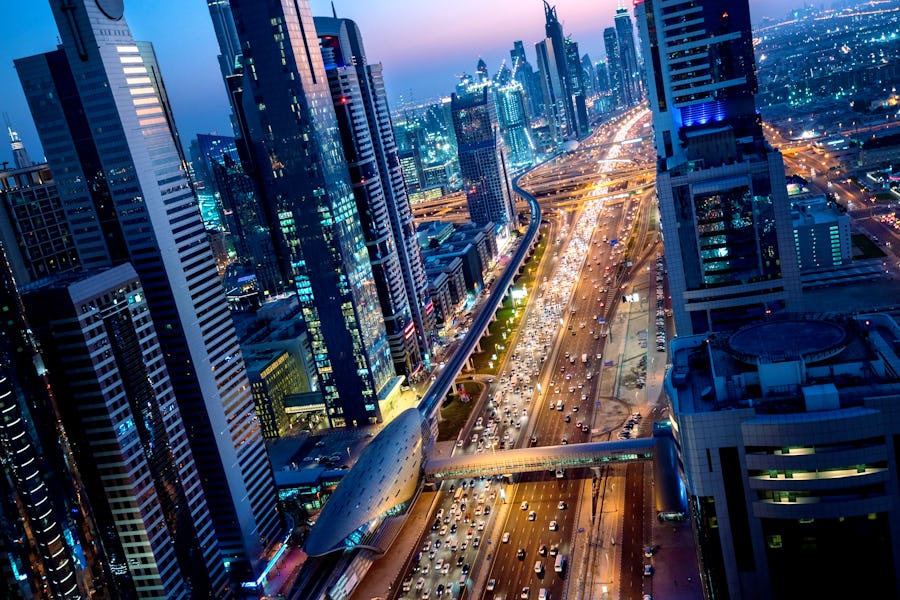 Sheikh Zayed Road in Dubai – © Iakov Kalinin - stock.adobe.com