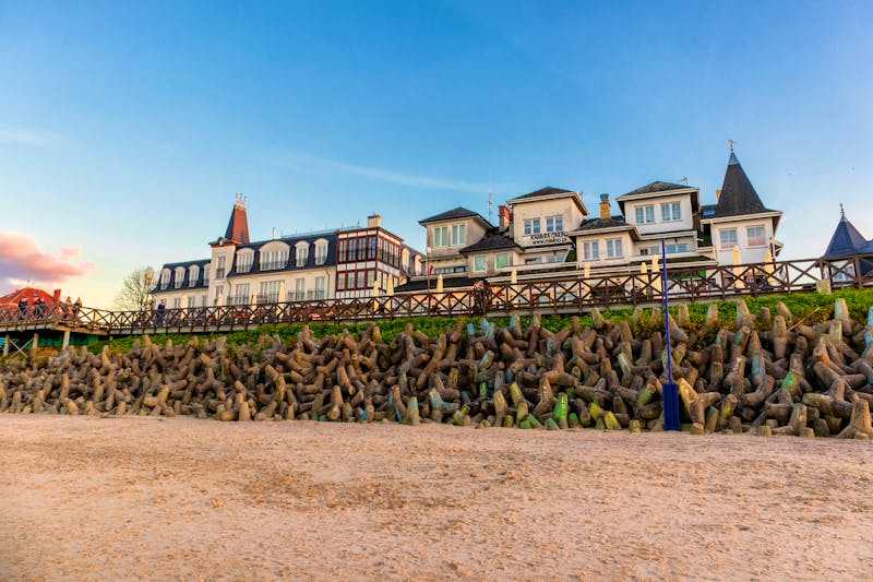 Bäderarchitektur an der Strandpromenade von Mielno  - ©Oliver Hlavaty - stock.adobe.com