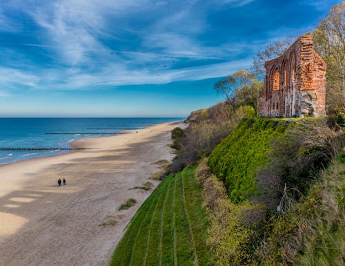 Kirchenruine an der Steilküste bei Trzesacz (Hoff) – © Oliver Hlavaty - stock.adobe.com