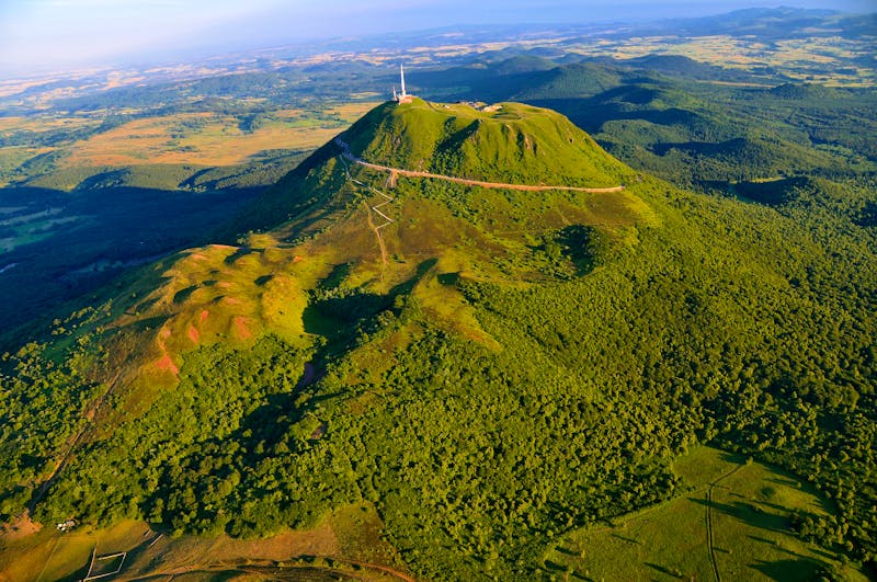 Blick auf den Vulkanberg Puy de Dome in der Auvergne - ©reservoircom - stock.adobe.com