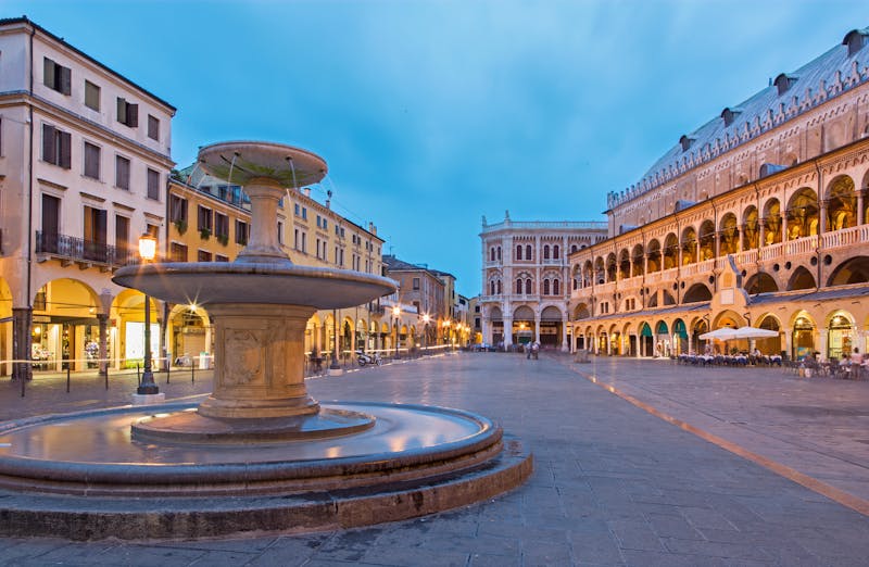 Padua - Das Rathaus auf dem Piazza delle Erbe - ©Renáta Sedmáková - stock.adobe.com