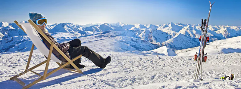 Skifahren und in der Wintersonne erholen - &copy;Delphotostock - stock.adobe.com